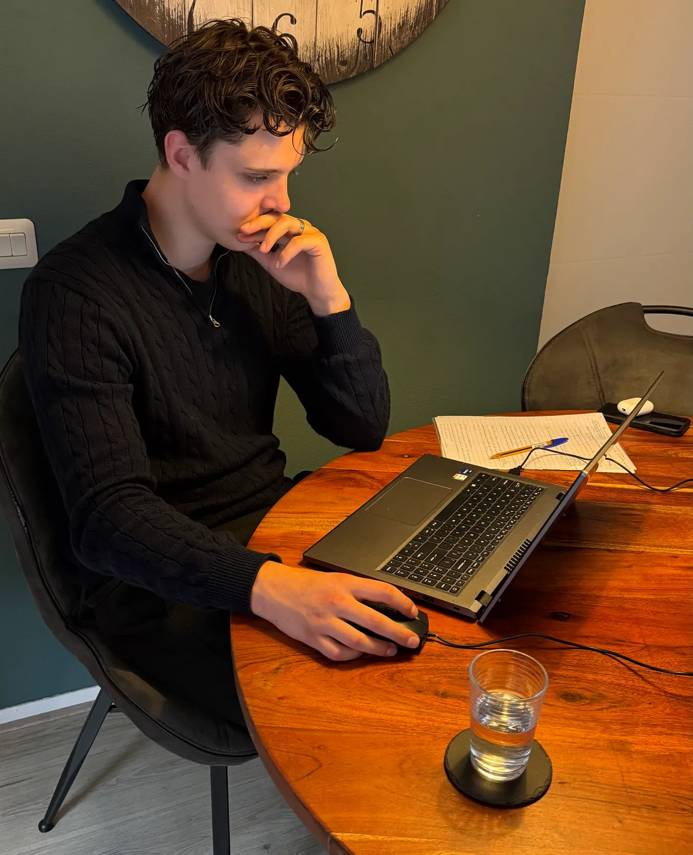 Thijs werkt op zijn laptop aan het webdesign van een klantwebsite, vanuit Zwolle